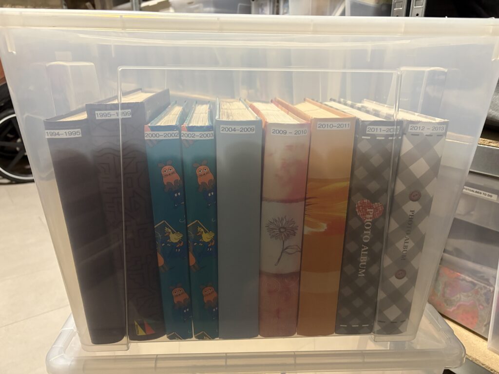 Kiste mit Foto-Alben, nach Jahren sortiert, einheitlich beschriftet