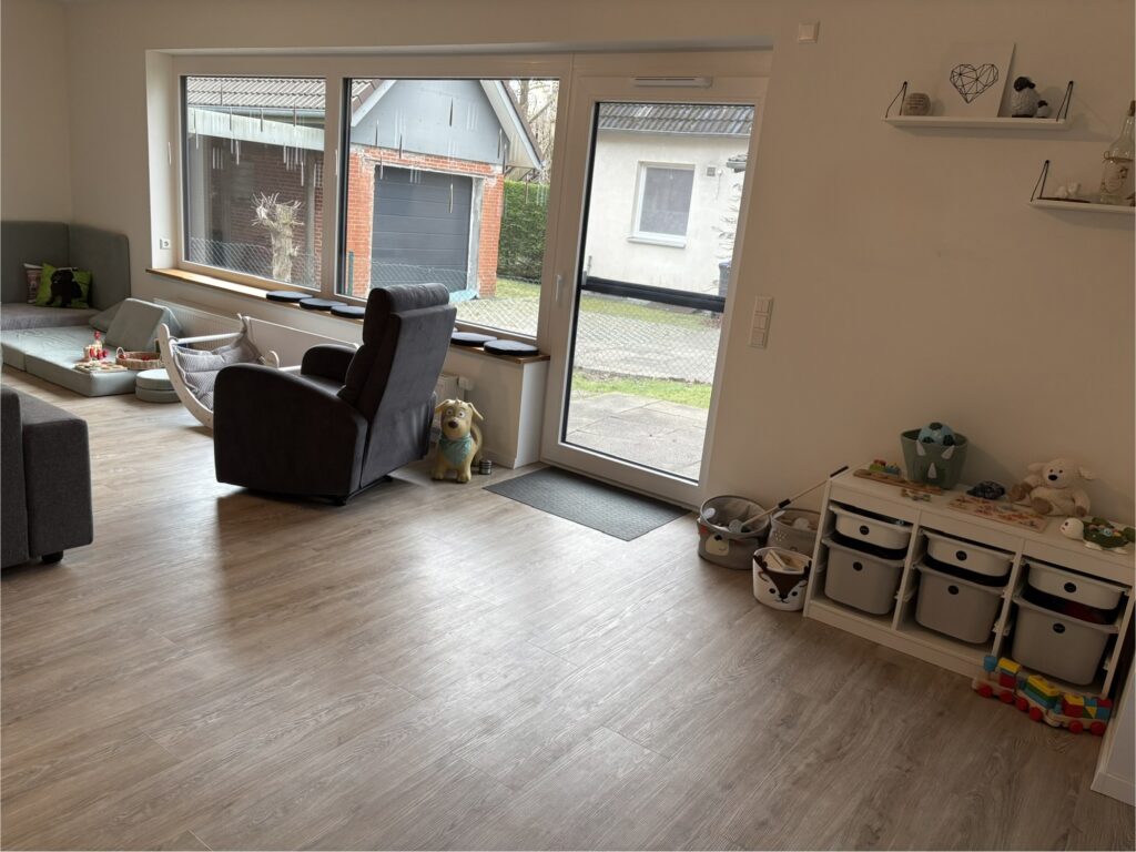 Aufgeräumtes Wohnzimmer, Nachher-Bild, jedes Ding hat seinen Platz, Gegenstände sortiert und verstaut