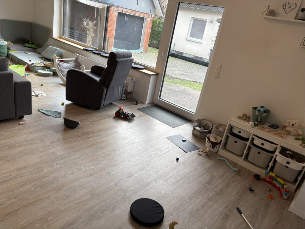 Unaufgeräumter Raum, Vorher-Bild, Spielzeug verteilt, Boden sehr voll