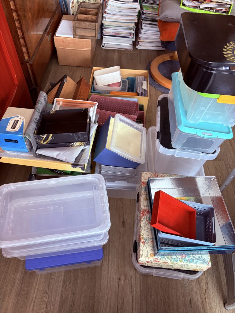 Kreativ-Bereich aussortiere Boxen